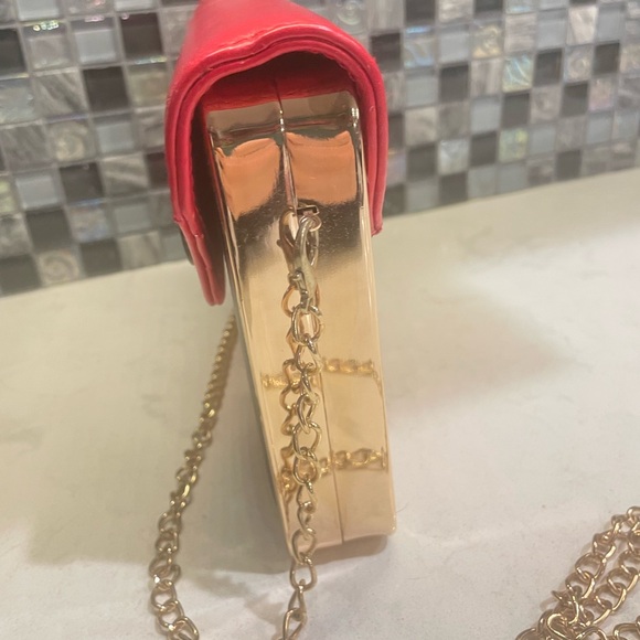 Mod Lady W/Sunglasses Statement Purse Gold Metallic Box Structure, Chain Strap - Picture 4 of 7